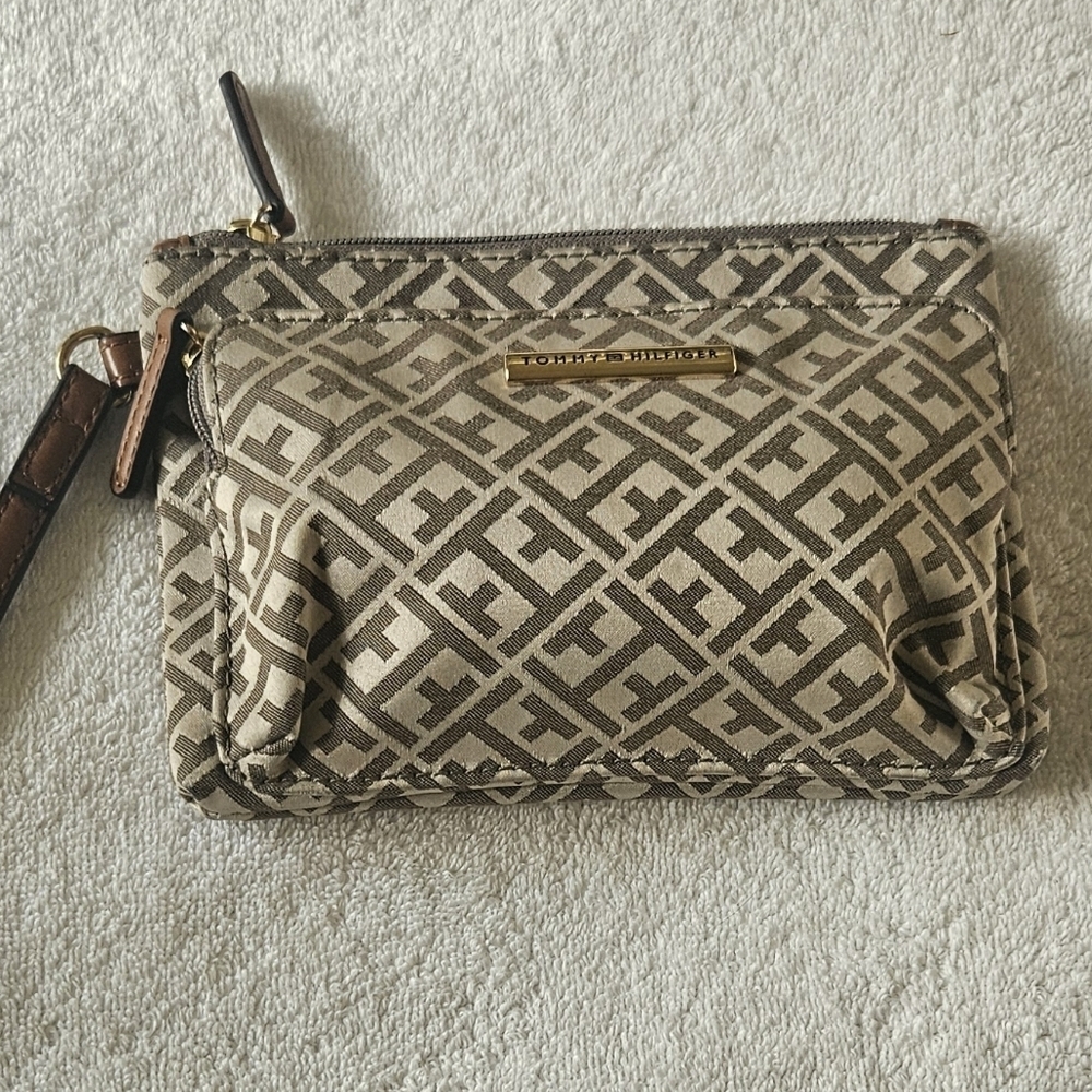 Tommy Hilfiger Signature Logo Print Brown Wristlet Pouch Zipper Leather Trim - Picture 2 of 7